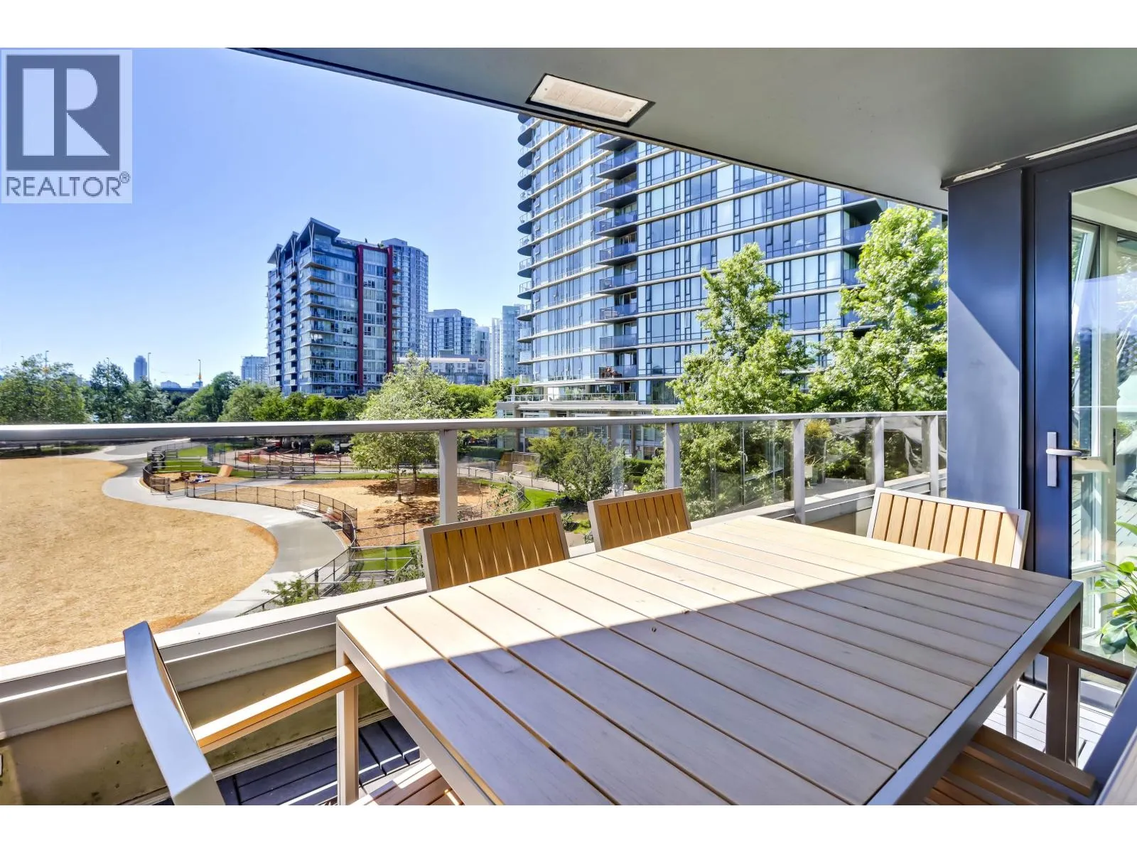 303 8 SMITHE MEWS