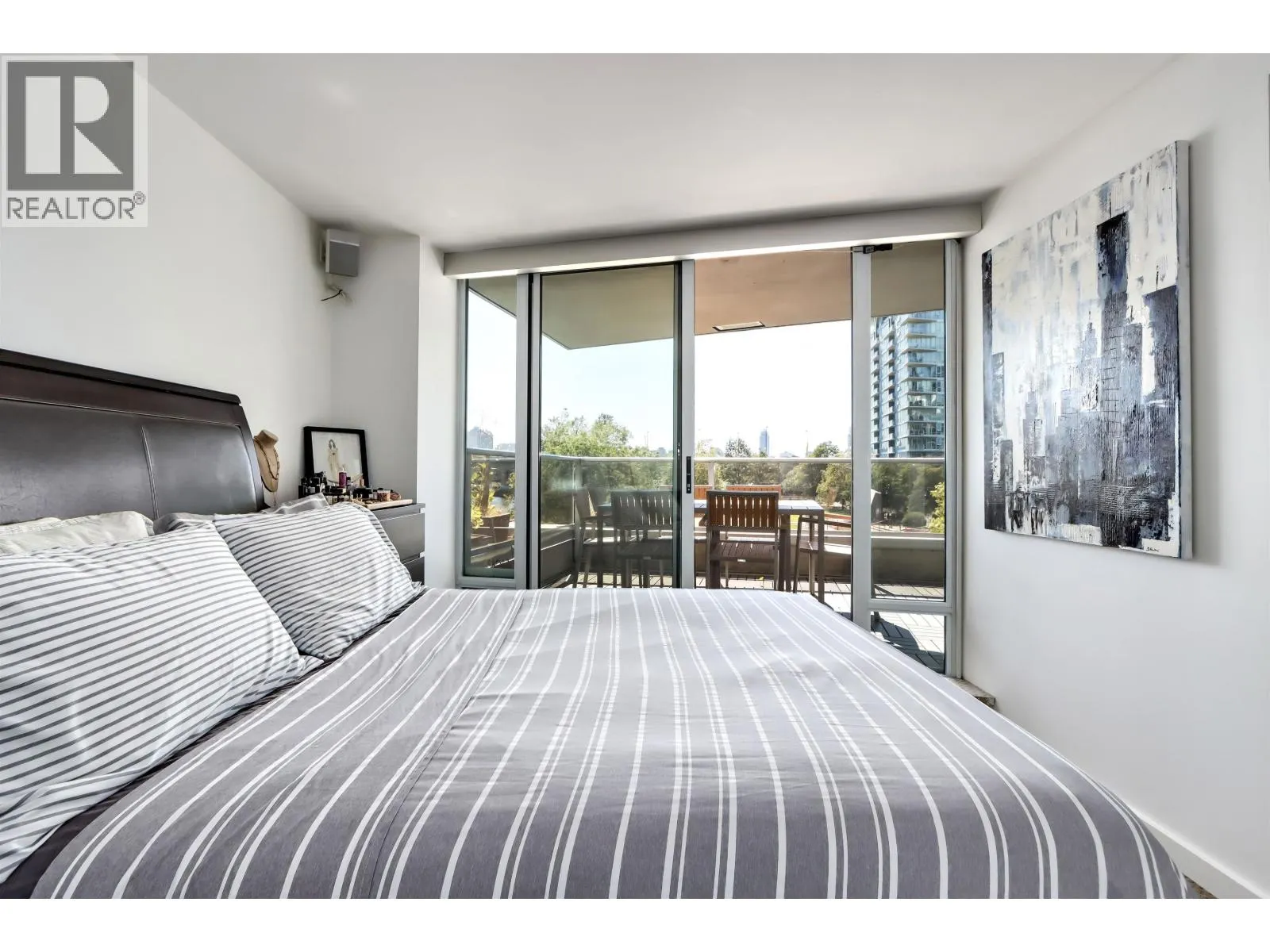 303 8 SMITHE MEWS