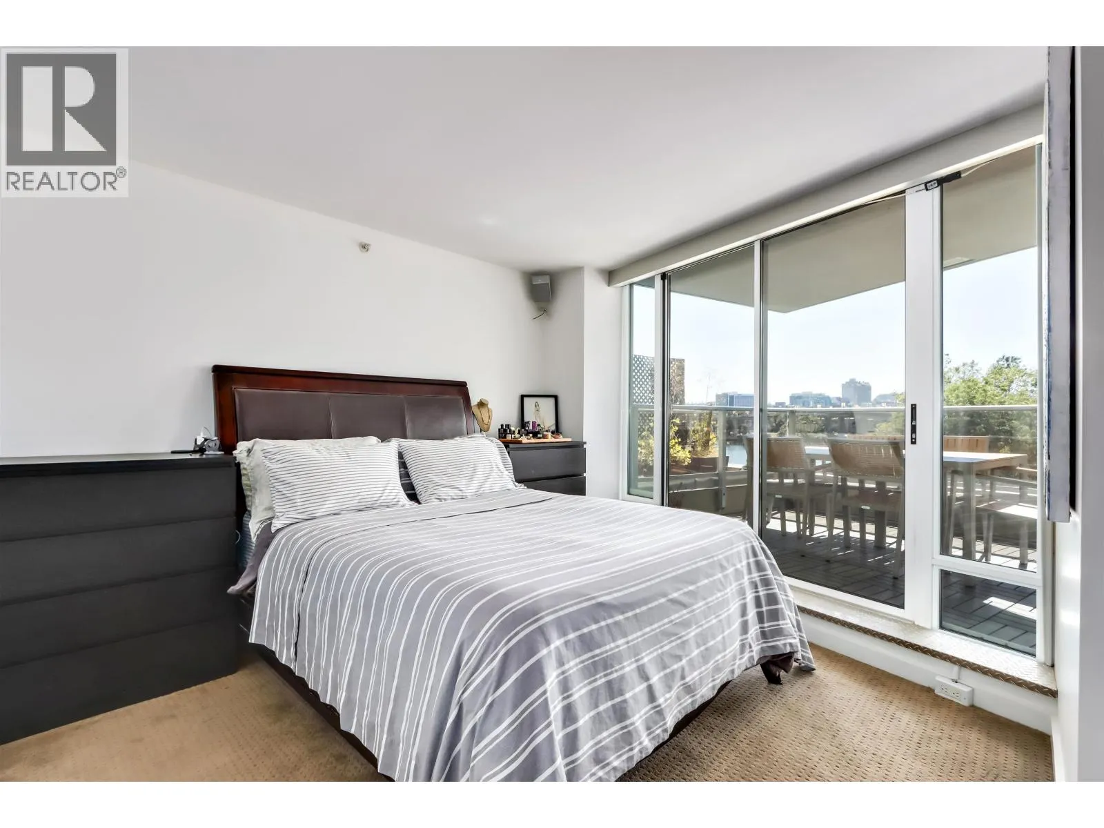 303 8 SMITHE MEWS