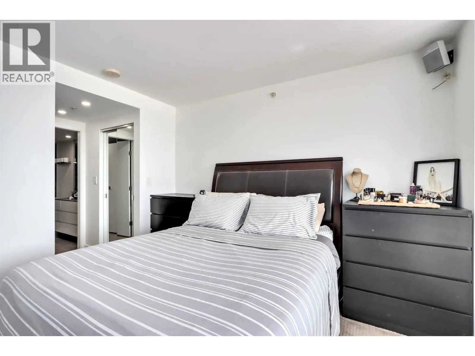 303 8 SMITHE MEWS