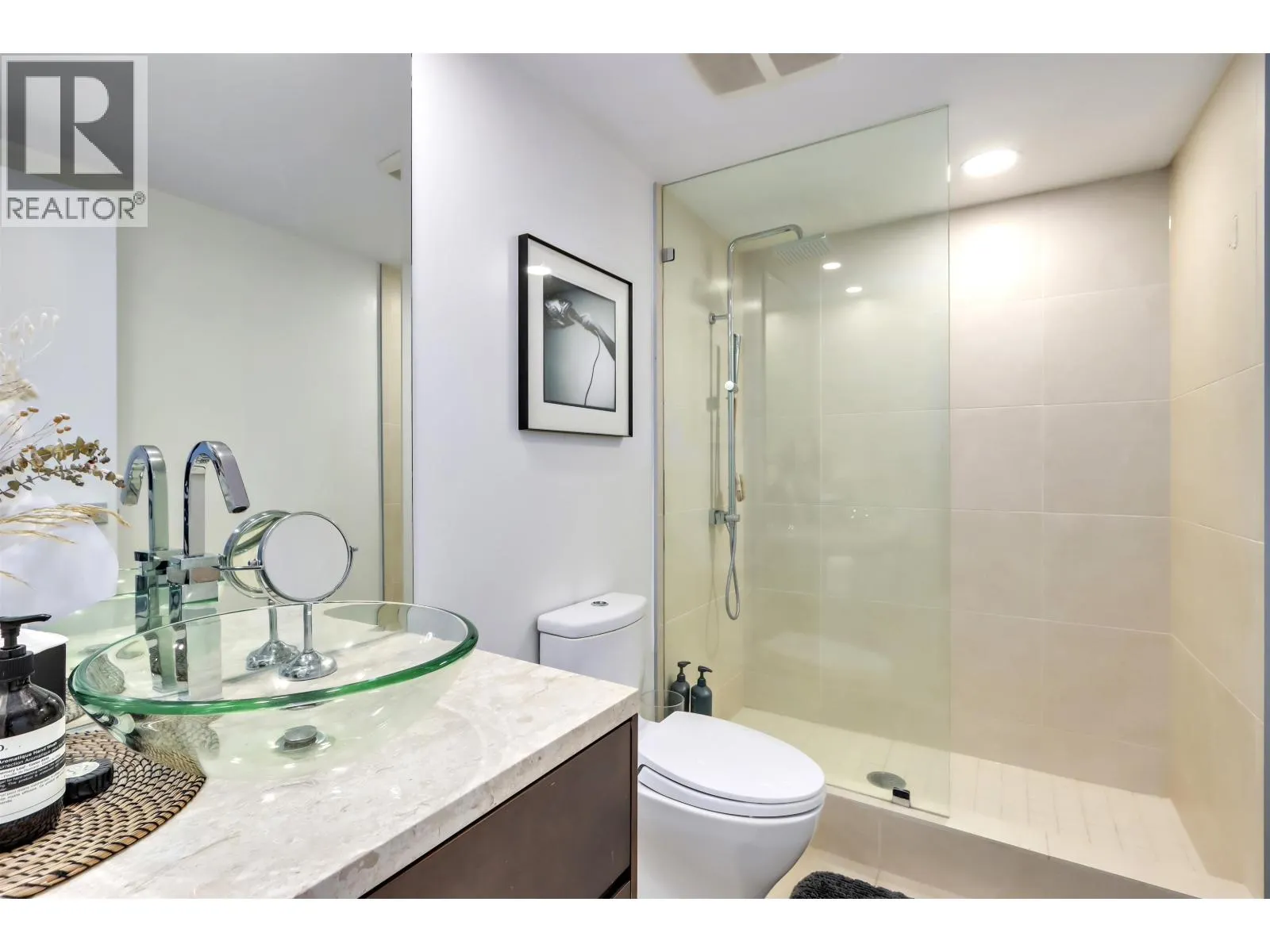 303 8 SMITHE MEWS
