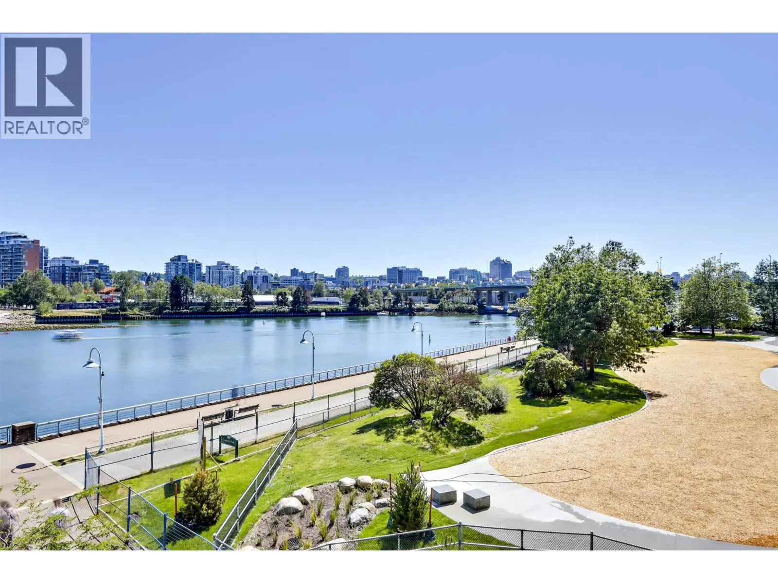 303 8 SMITHE MEWS