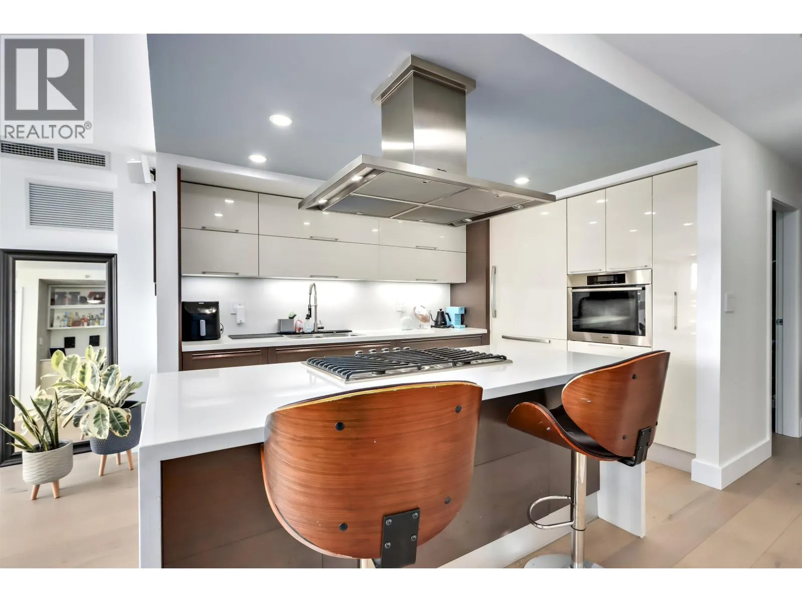 303 8 SMITHE MEWS
