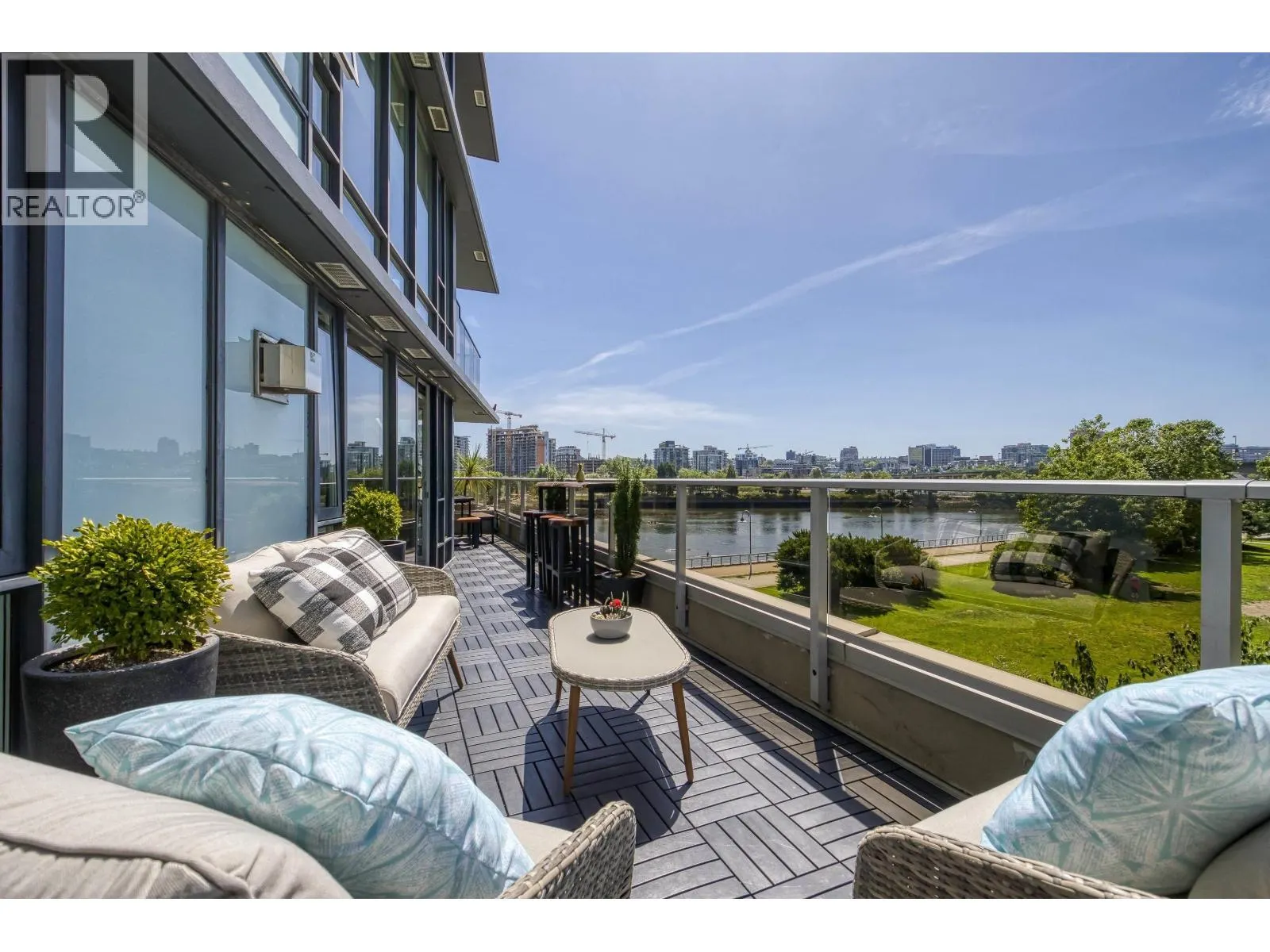 303 8 SMITHE MEWS