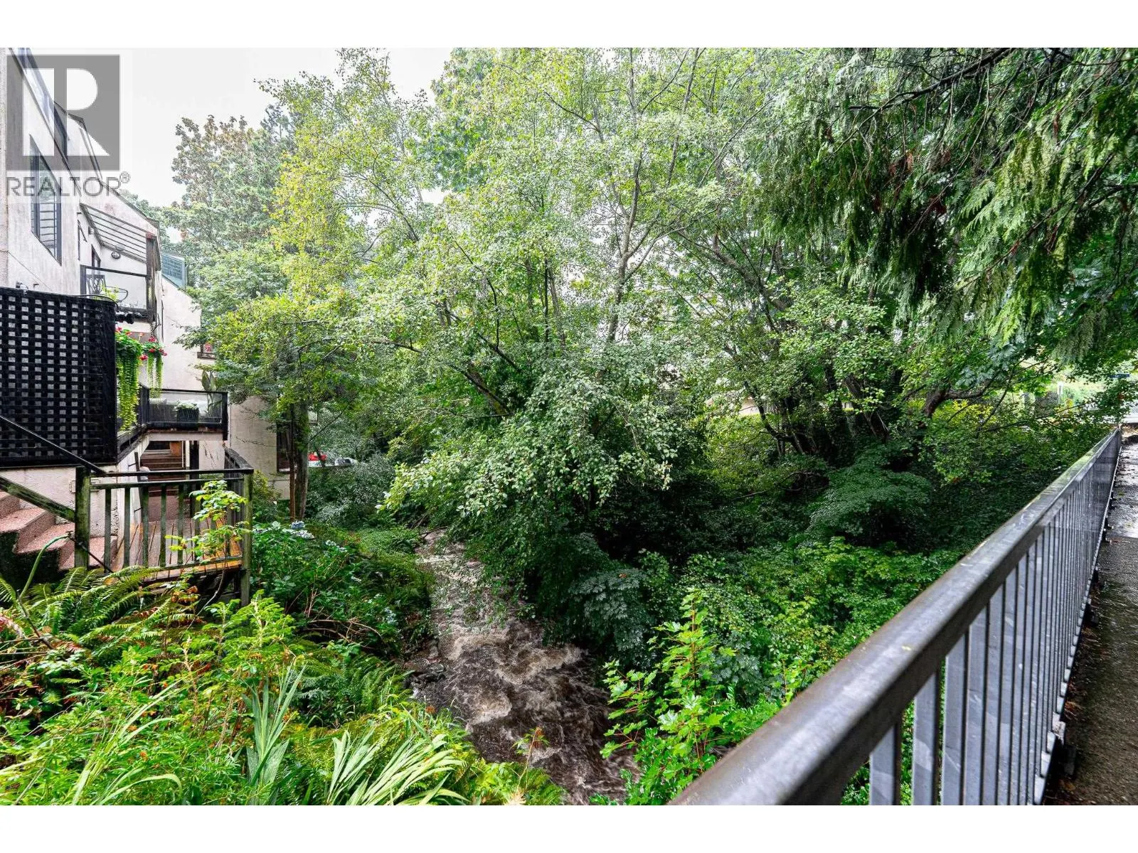 5 1786 ESQUIMALT AVENUE