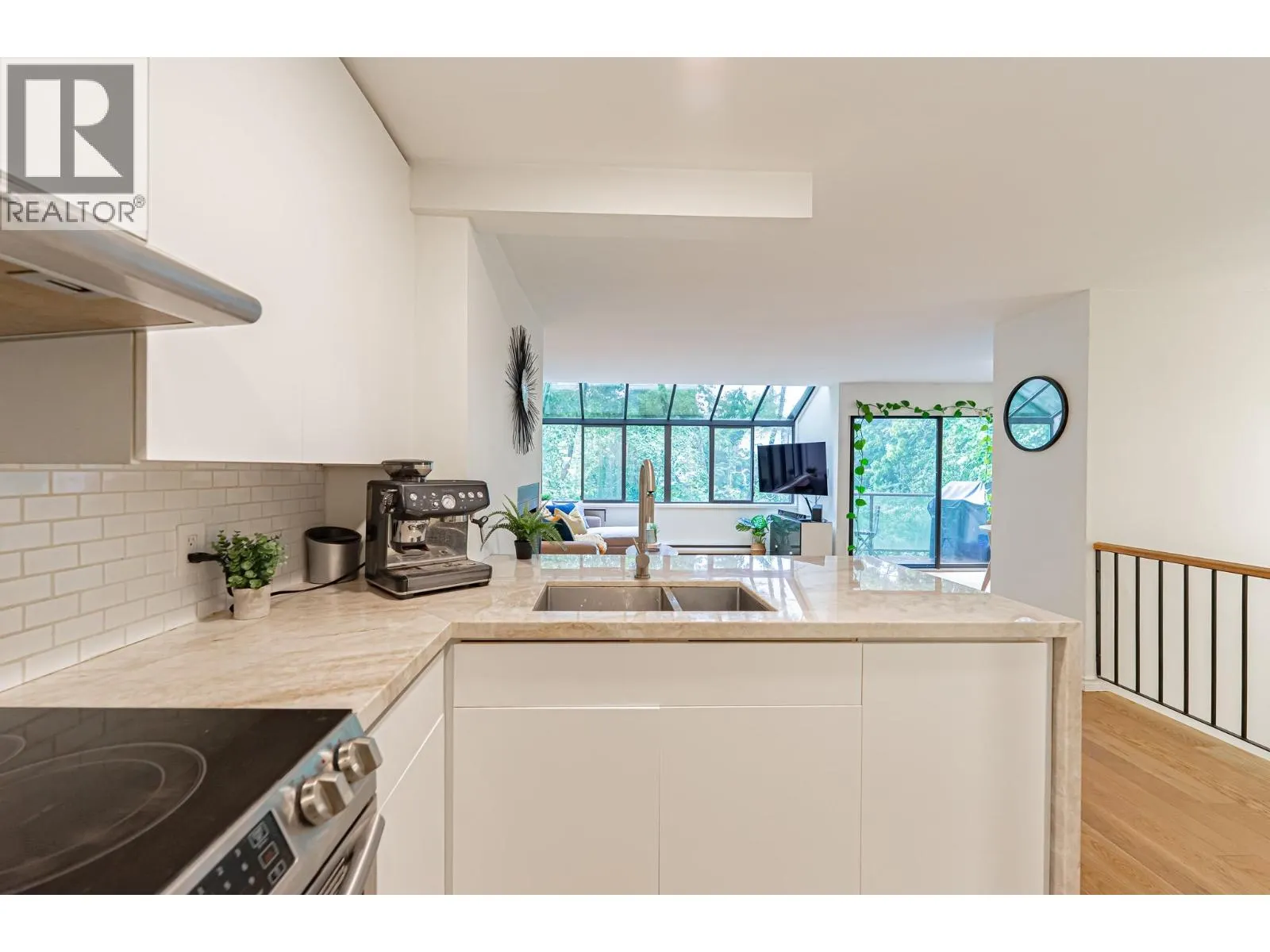 5 1786 ESQUIMALT AVENUE