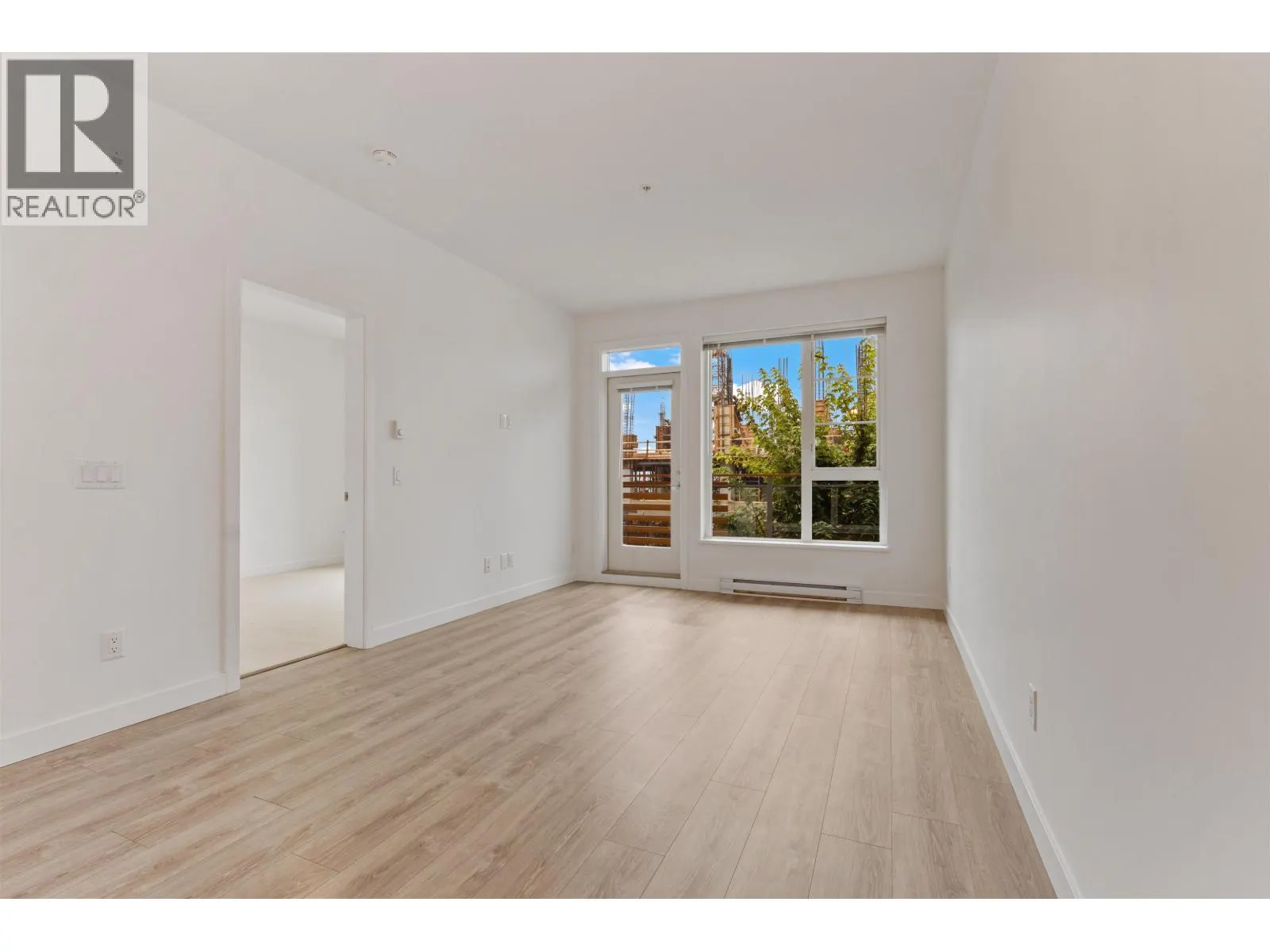 308 516 FOSTER AVENUE