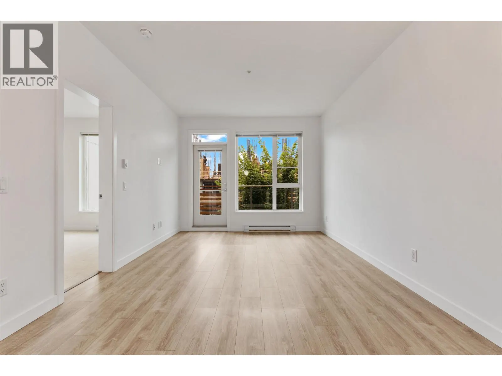 308 516 FOSTER AVENUE