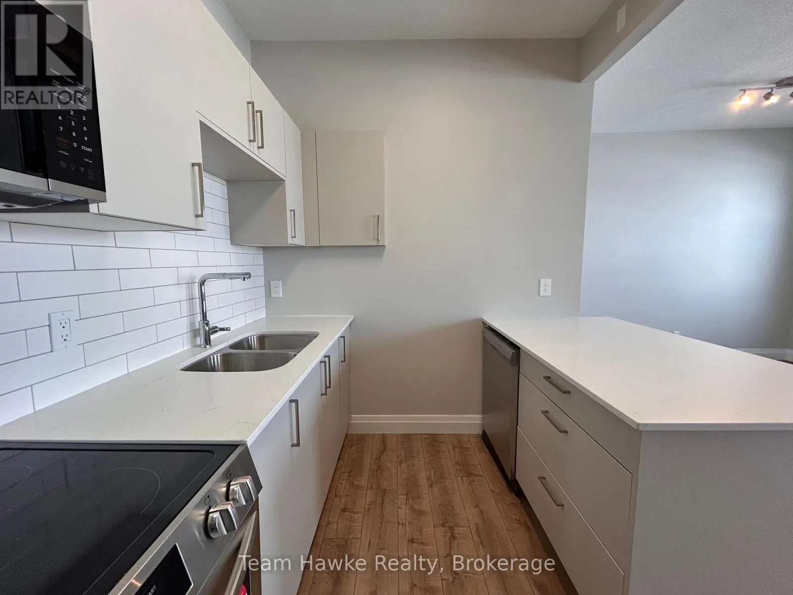 14 - 521 BAY STREET, #14