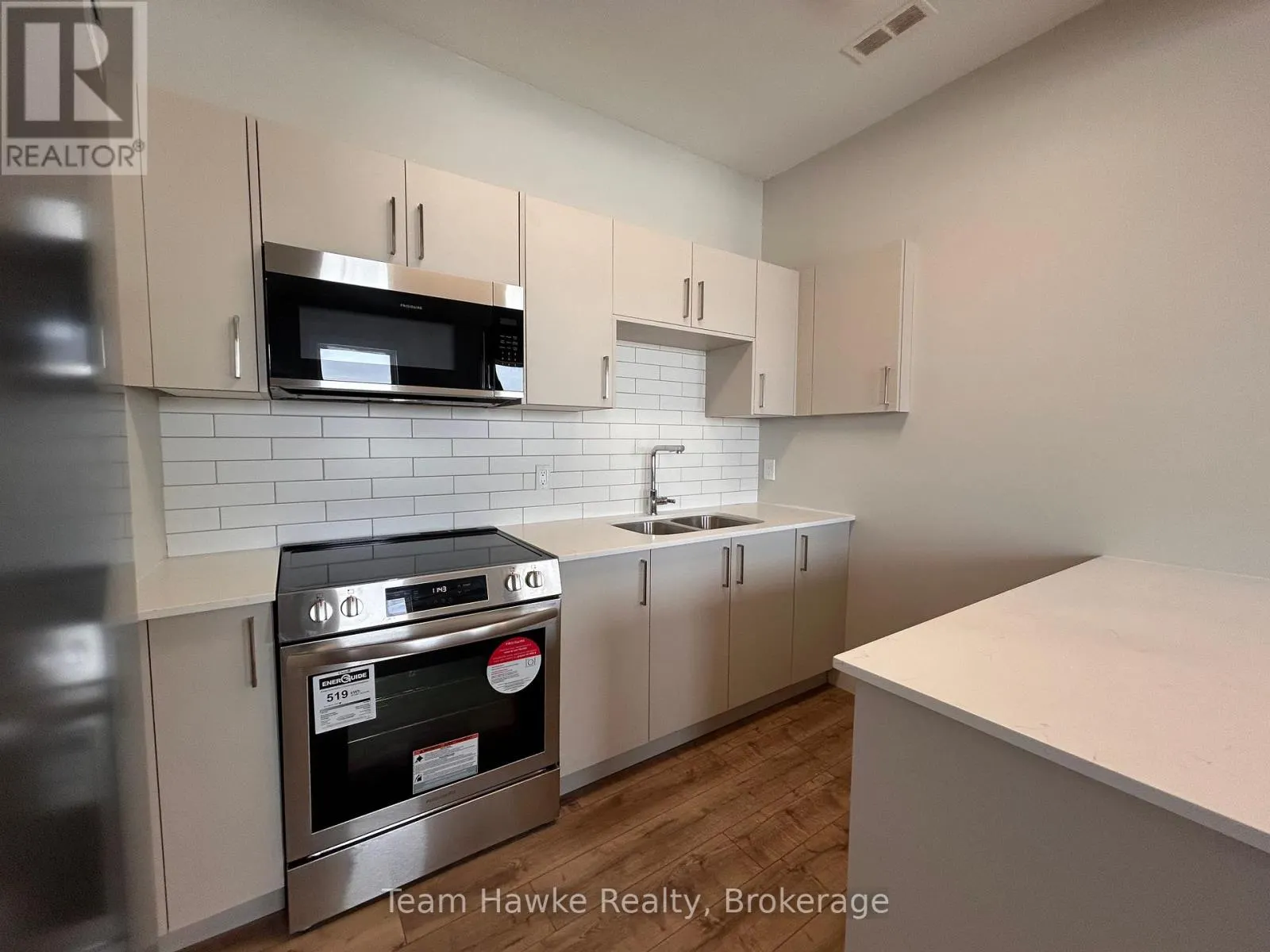 14 - 521 BAY STREET, #14