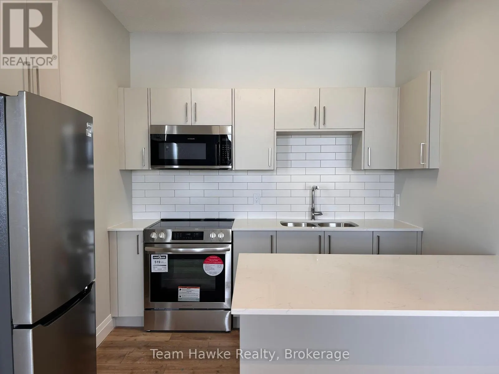 14 - 521 BAY STREET, #14
