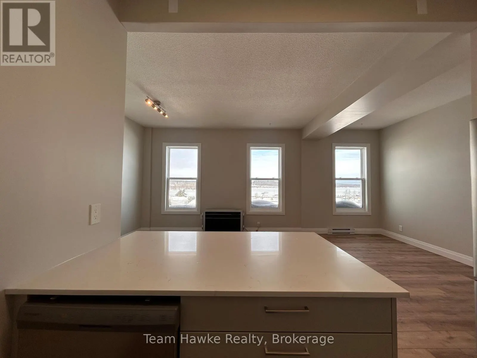 14 - 521 BAY STREET, #14