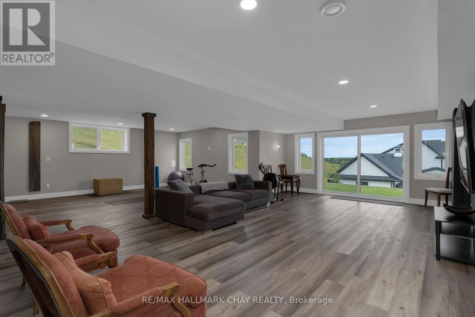 28 THOROUGHBRED DRIVE