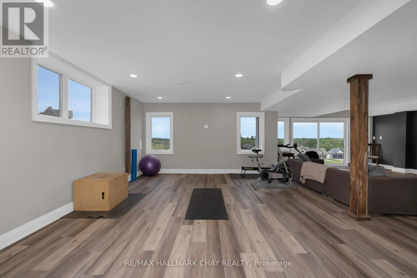 28 THOROUGHBRED DRIVE