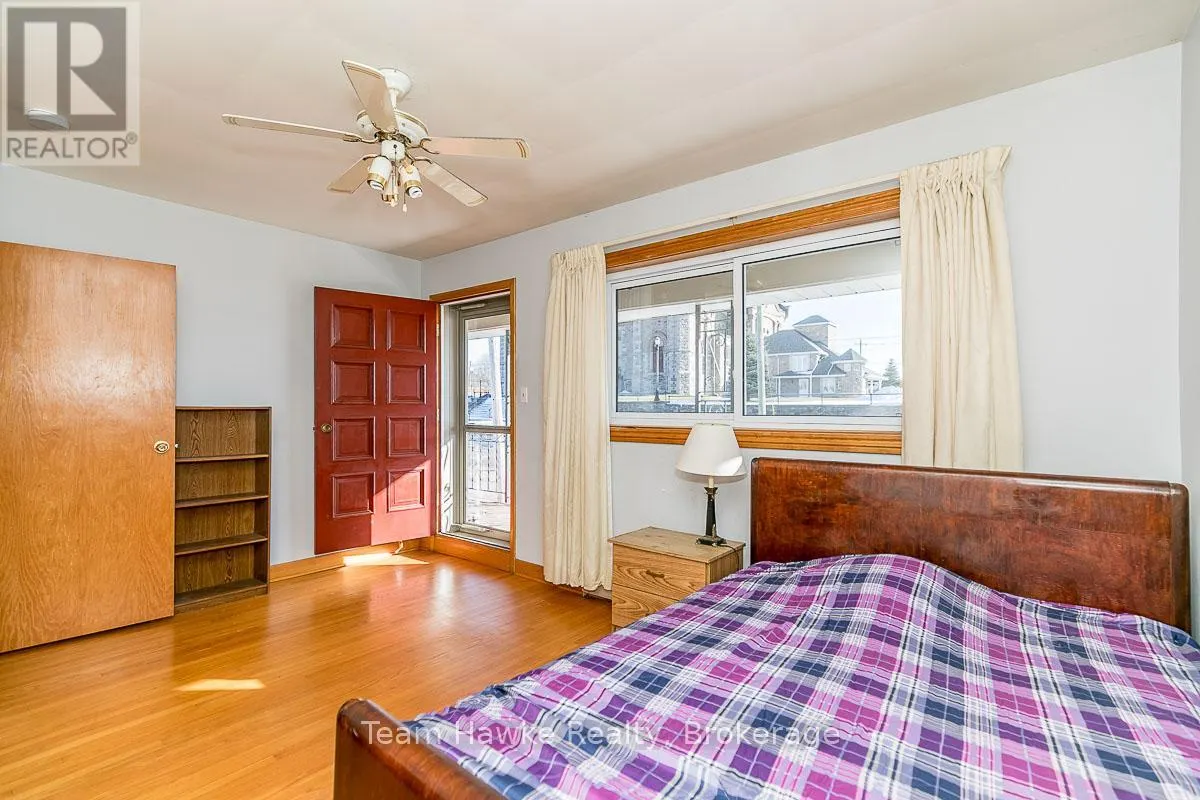25 ROBERT STREET W