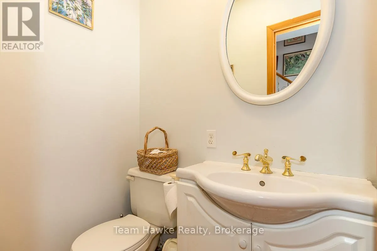 25 ROBERT STREET W