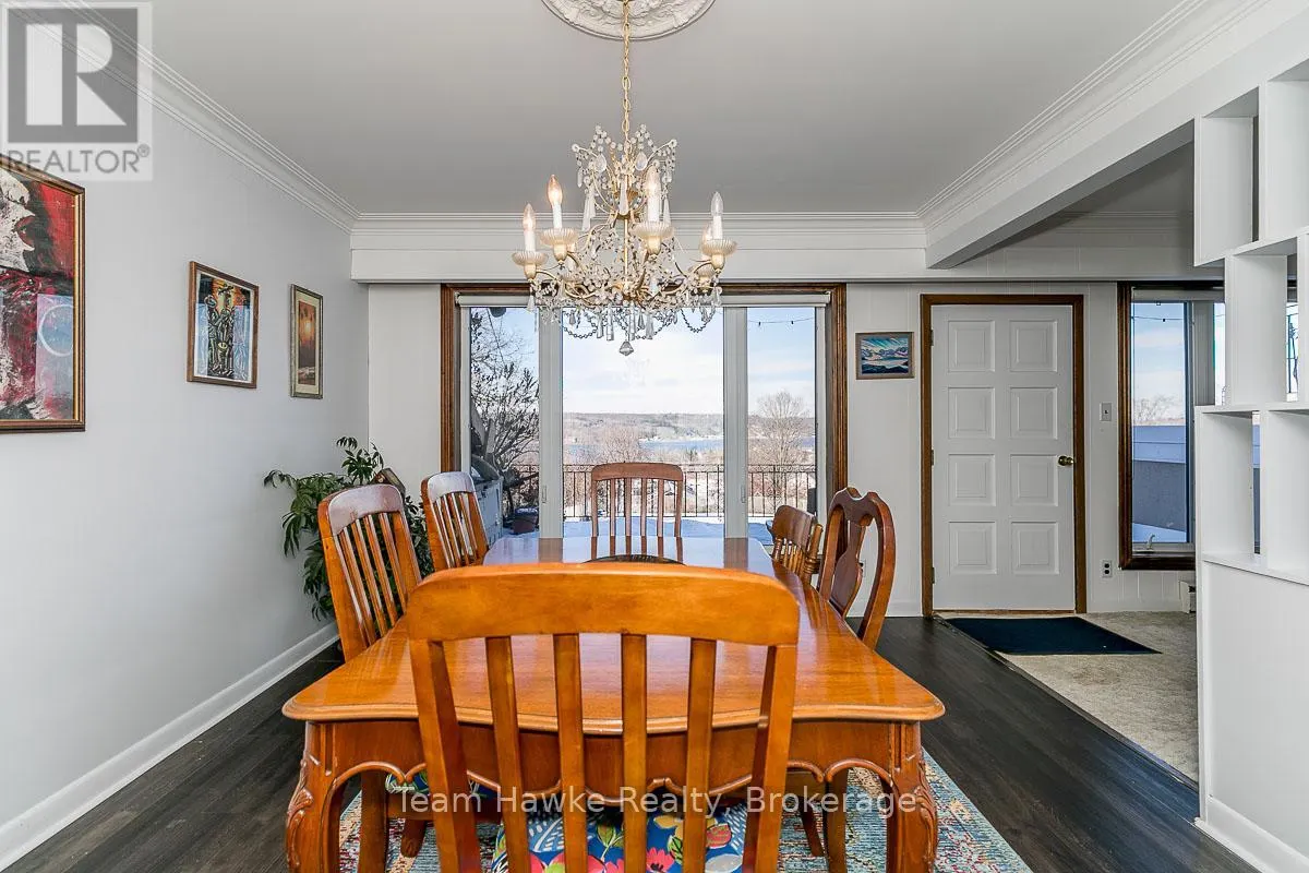 25 ROBERT STREET W