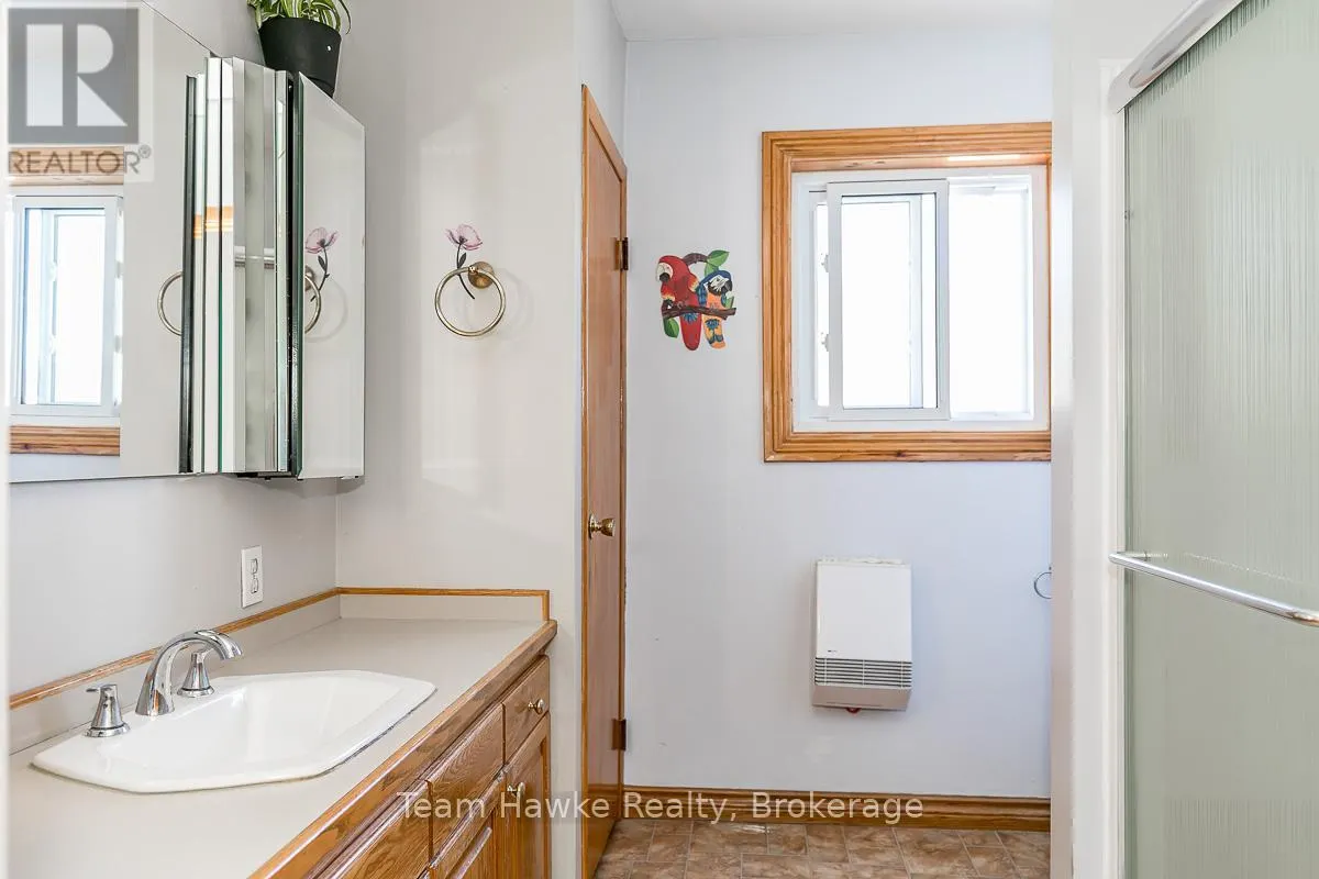 25 ROBERT STREET W