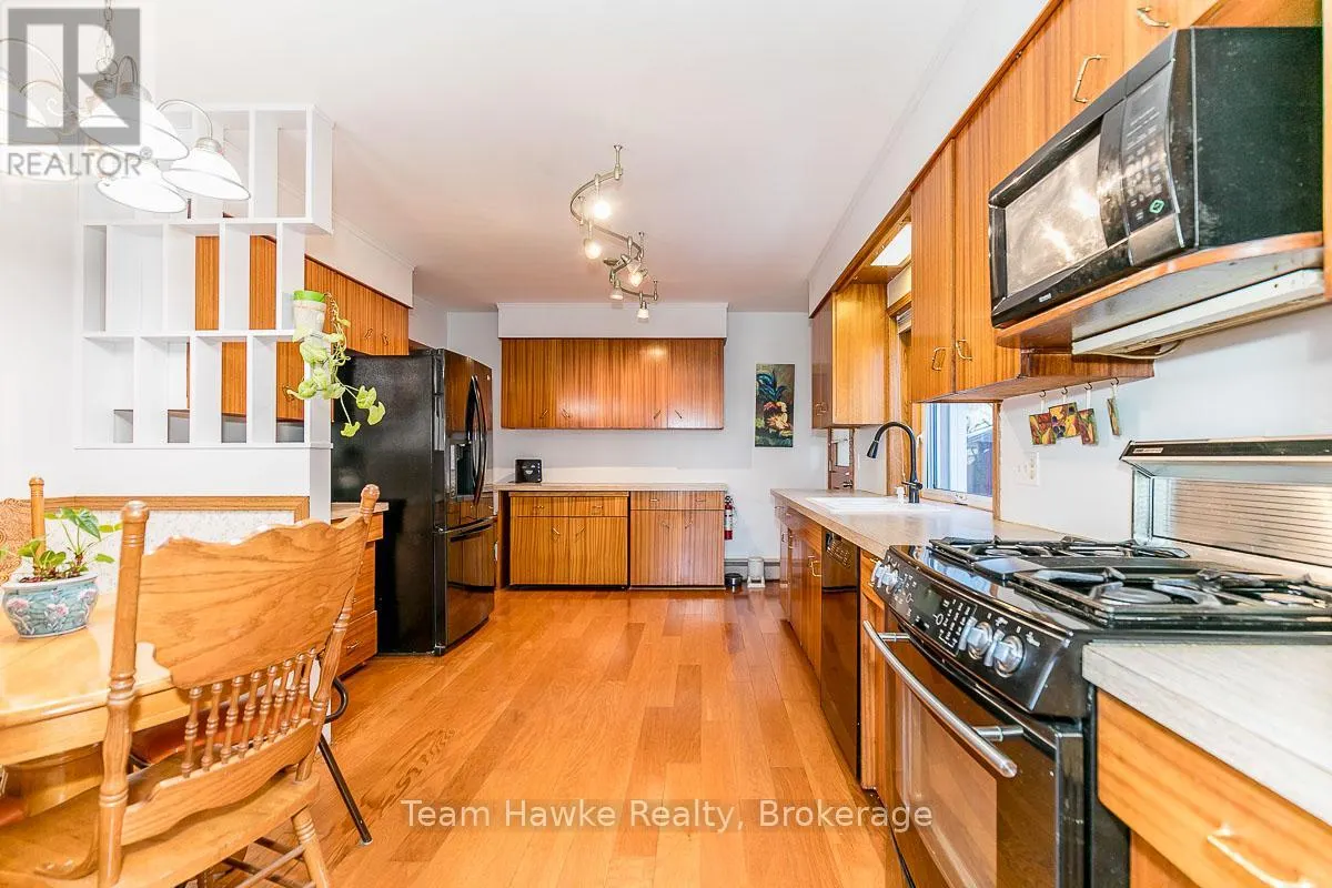 25 ROBERT STREET W
