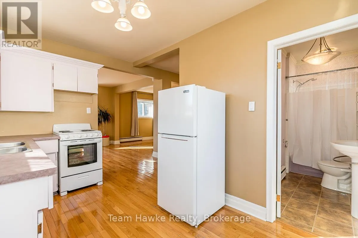 25 ROBERT STREET W