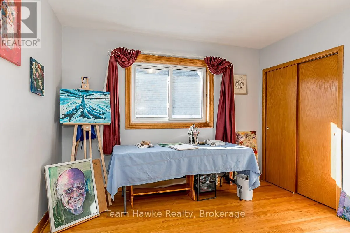 25 ROBERT STREET W