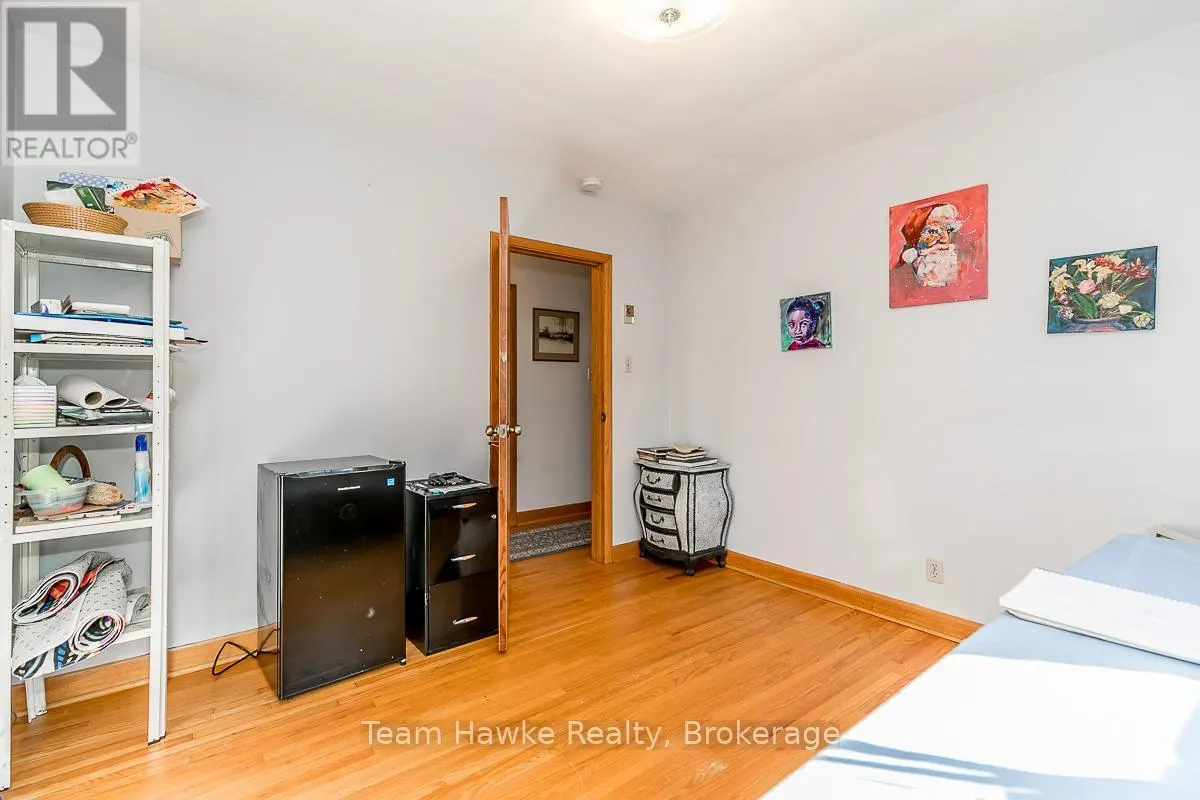 25 ROBERT STREET W