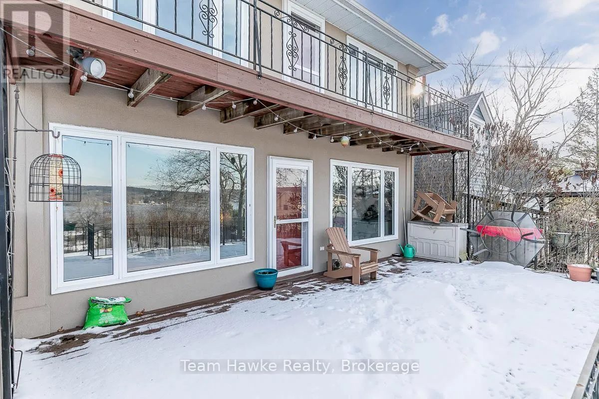 25 ROBERT STREET W