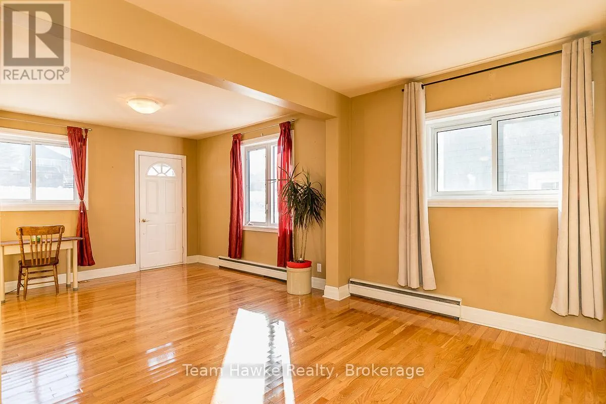 25 ROBERT STREET W