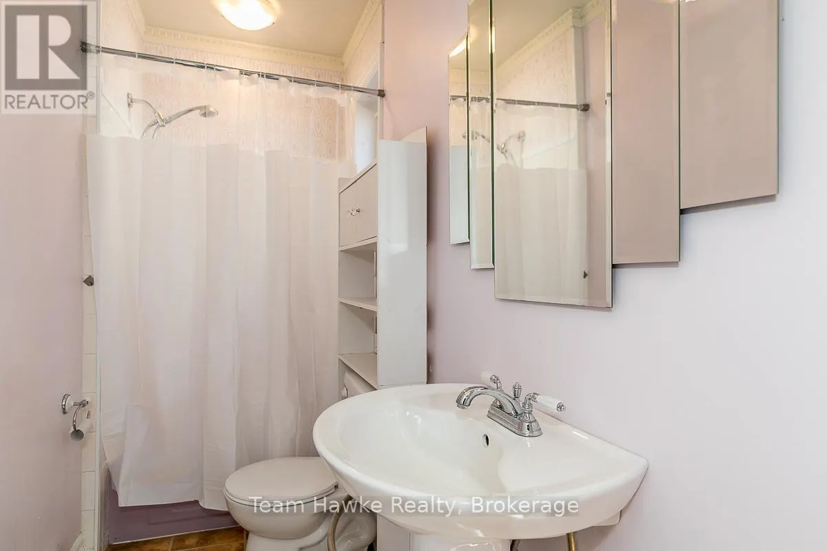 25 ROBERT STREET W