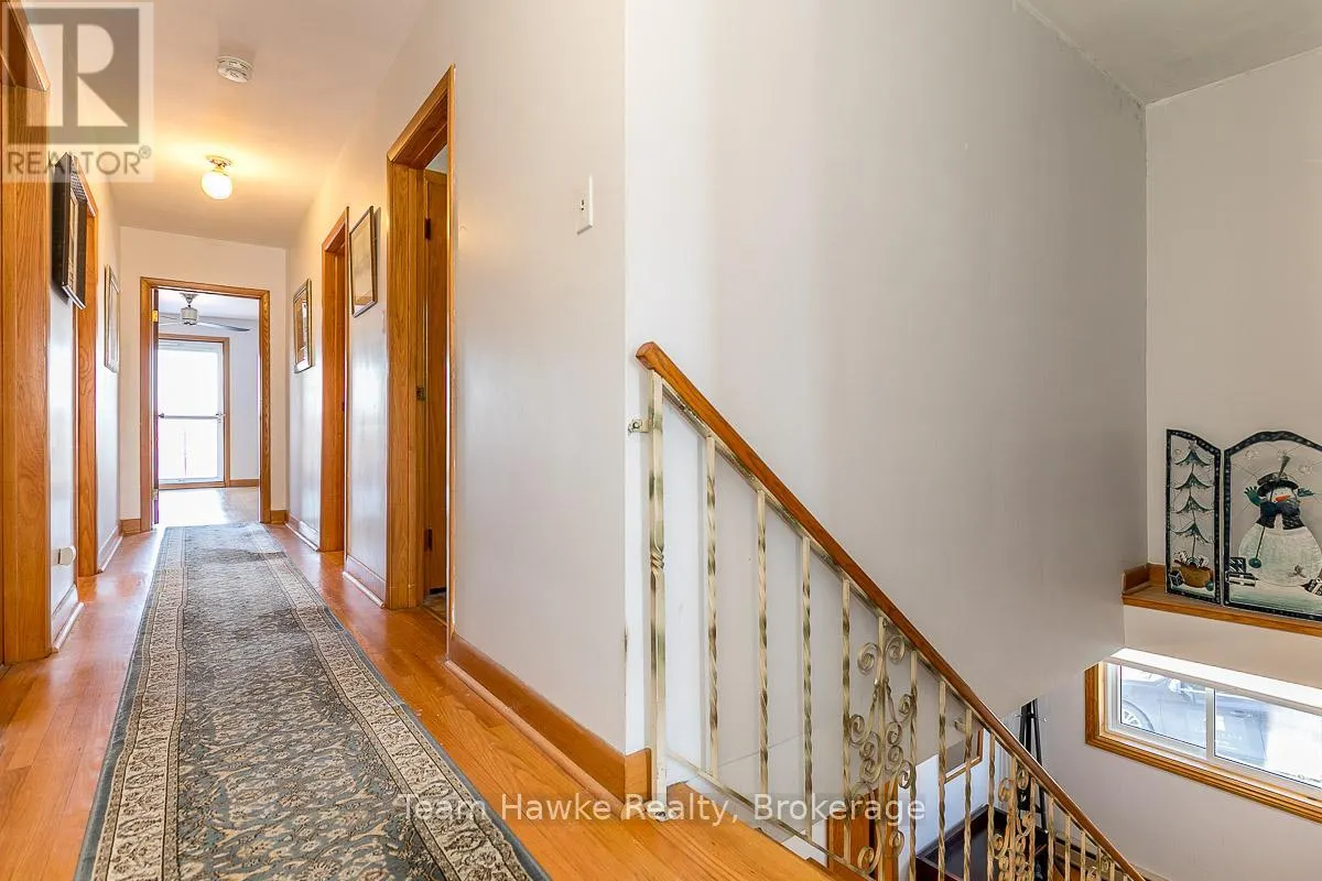 25 ROBERT STREET W