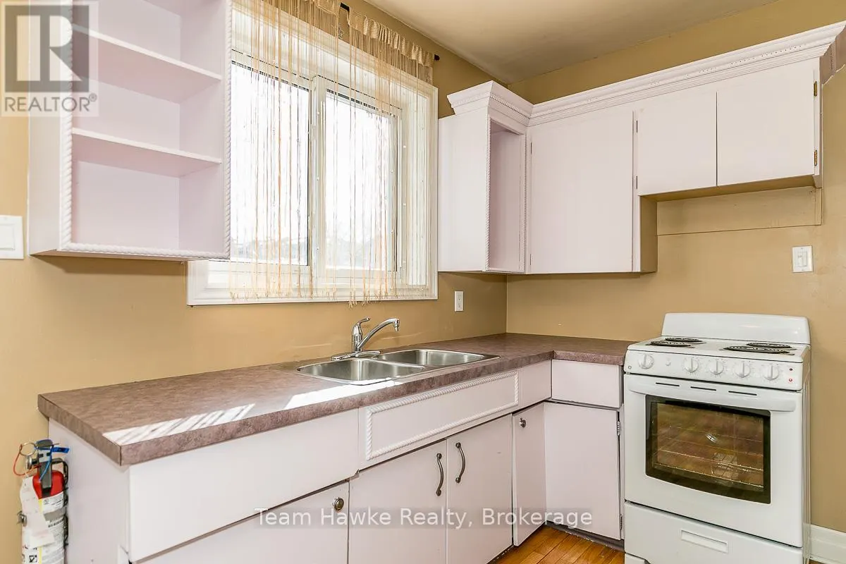 25 ROBERT STREET W