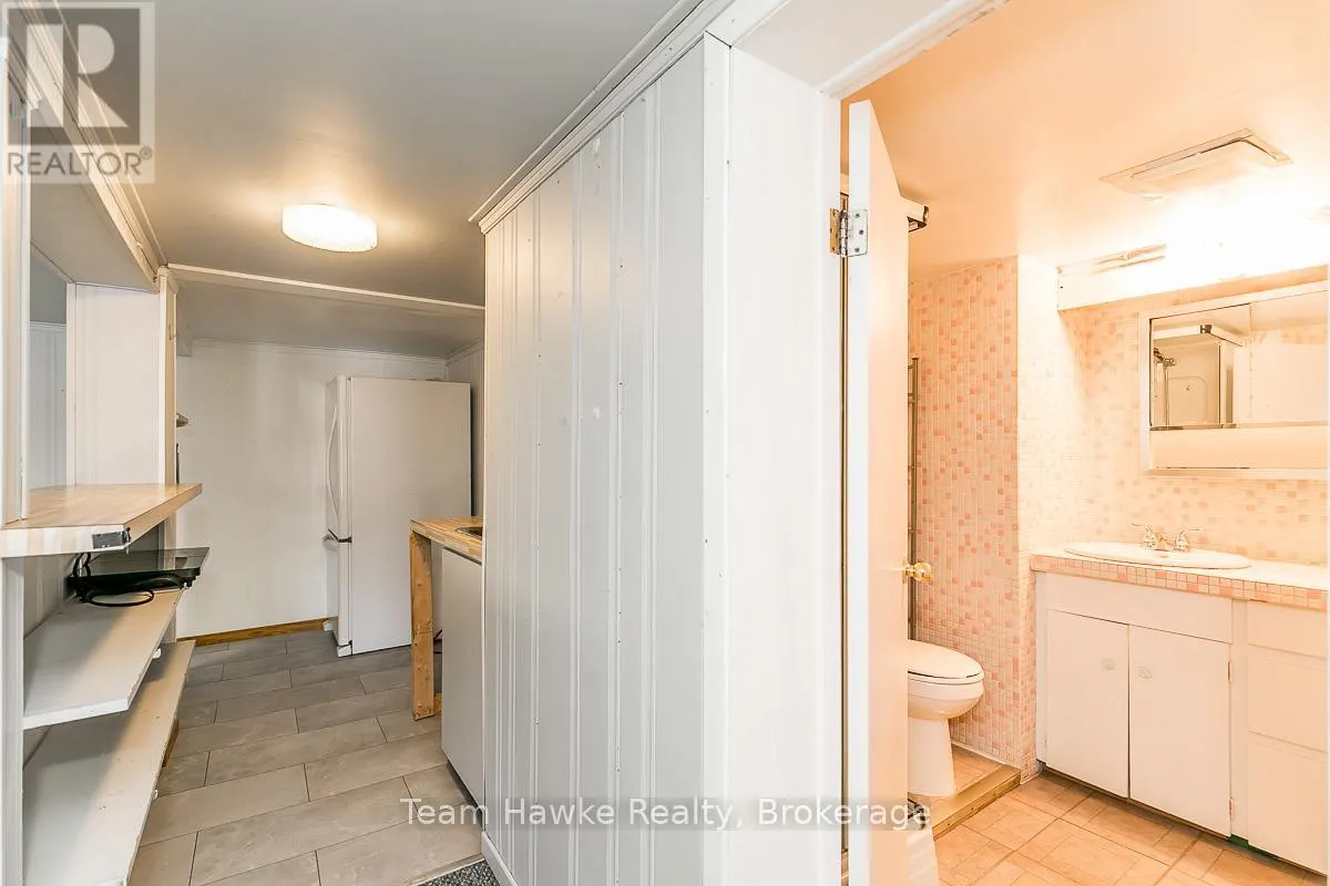 25 ROBERT STREET W