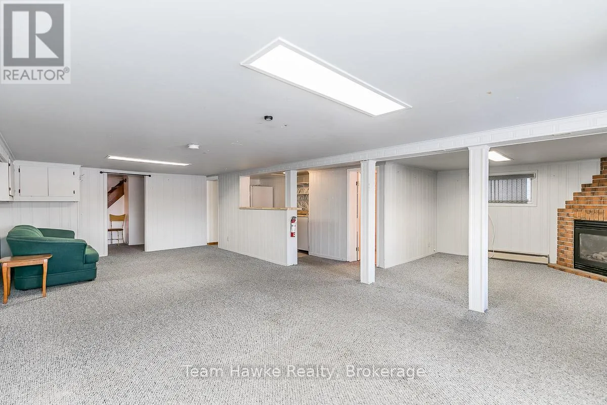 25 ROBERT STREET W