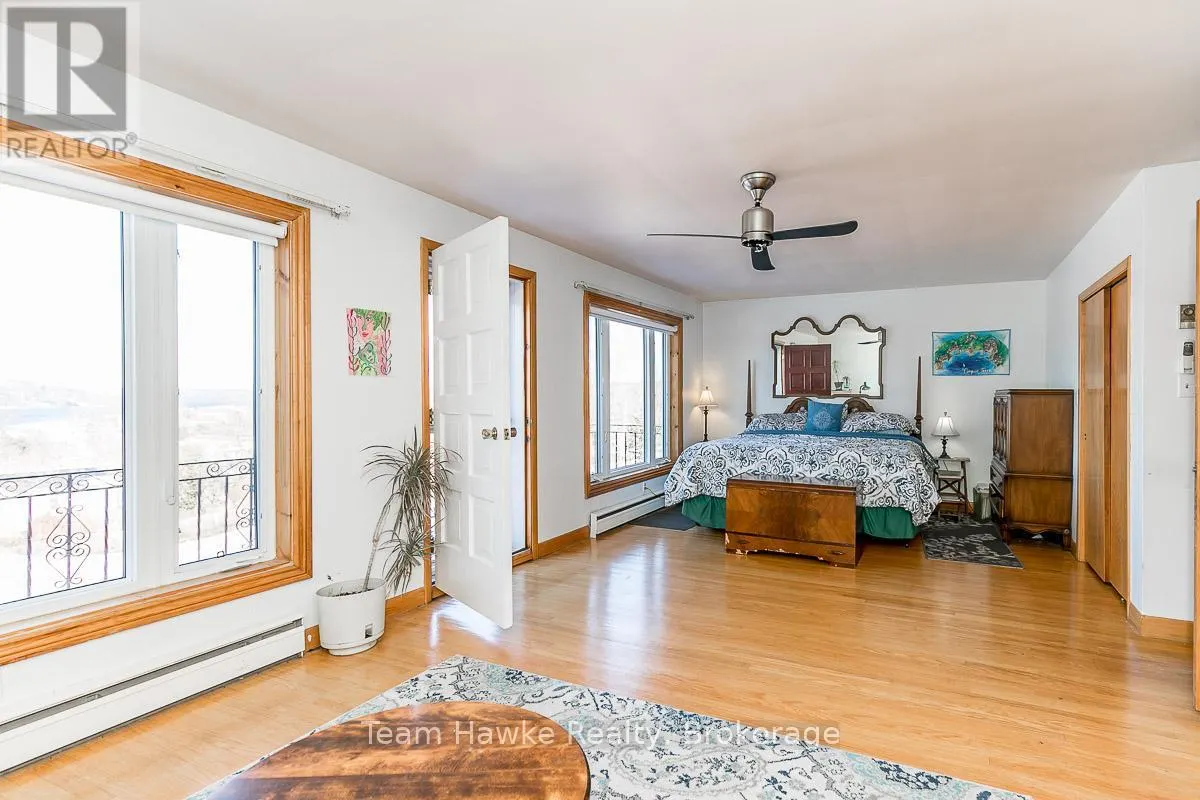 25 ROBERT STREET W