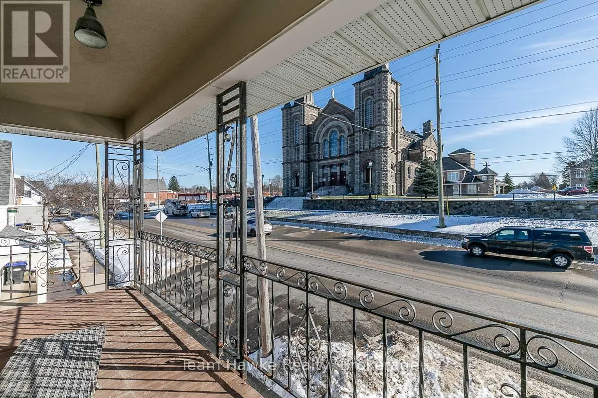 25 ROBERT STREET W