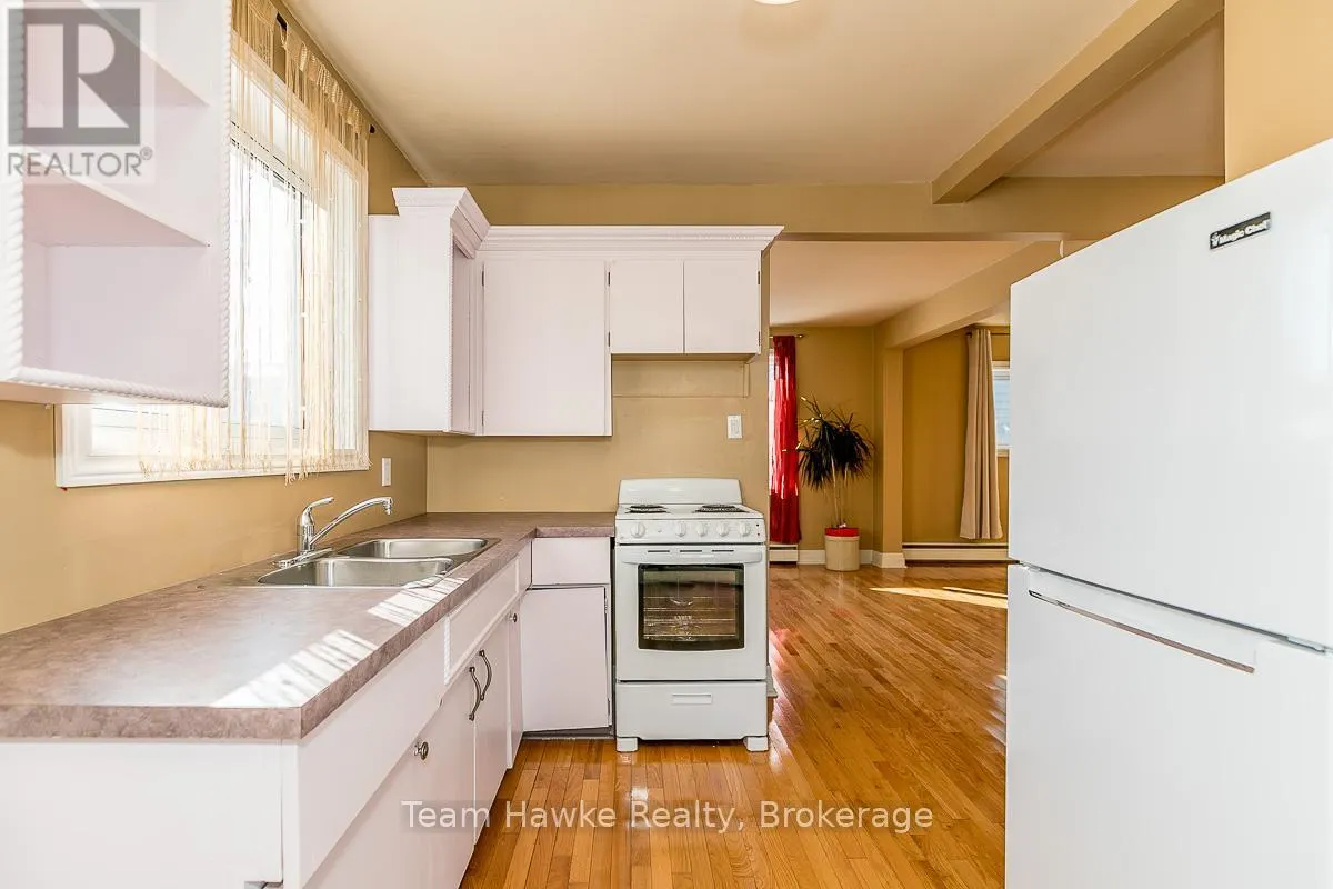 25 ROBERT STREET W