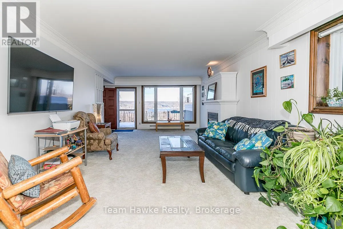 25 ROBERT STREET W