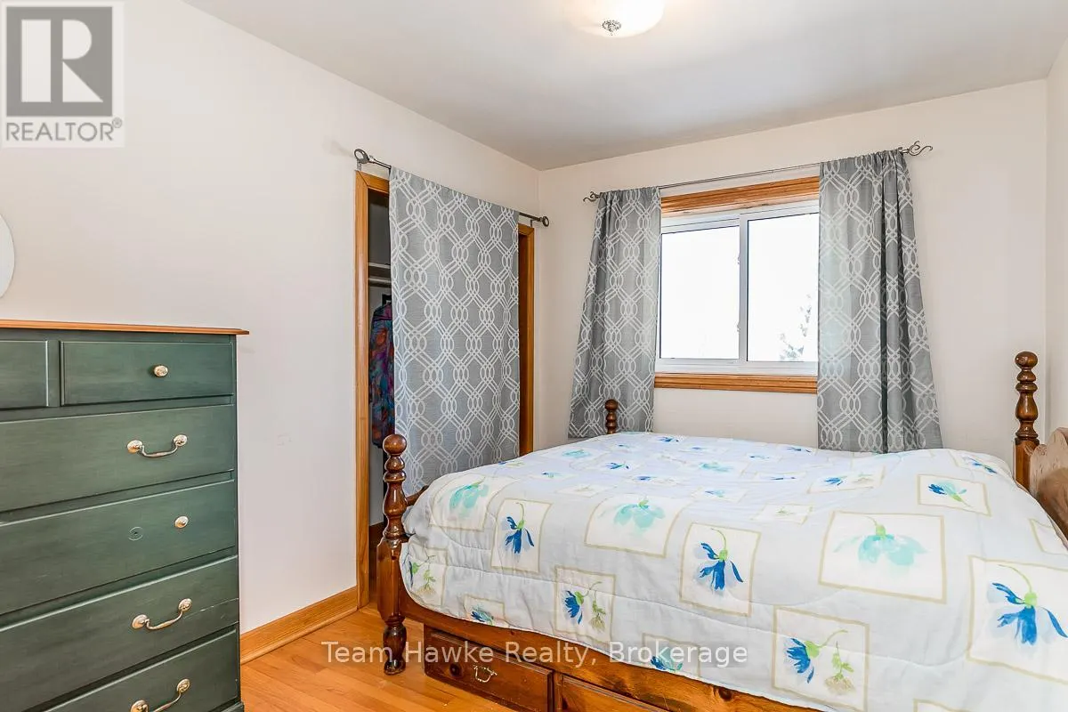 25 ROBERT STREET W