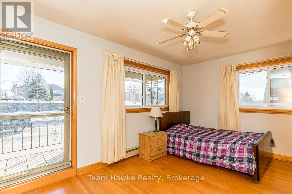 25 ROBERT STREET W