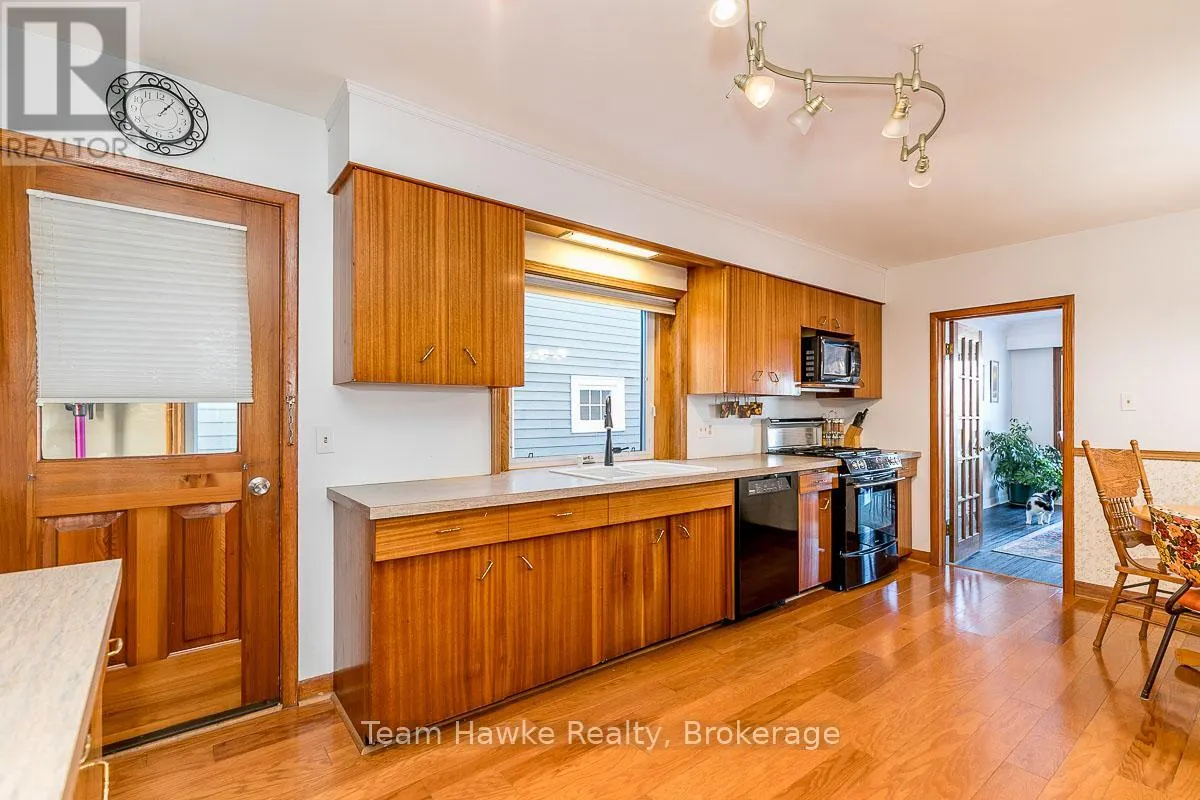 25 ROBERT STREET W