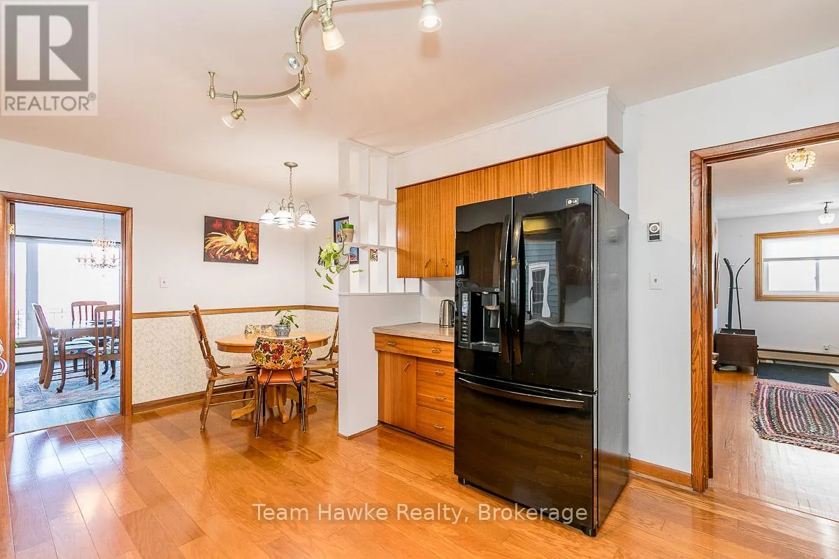25 ROBERT STREET W