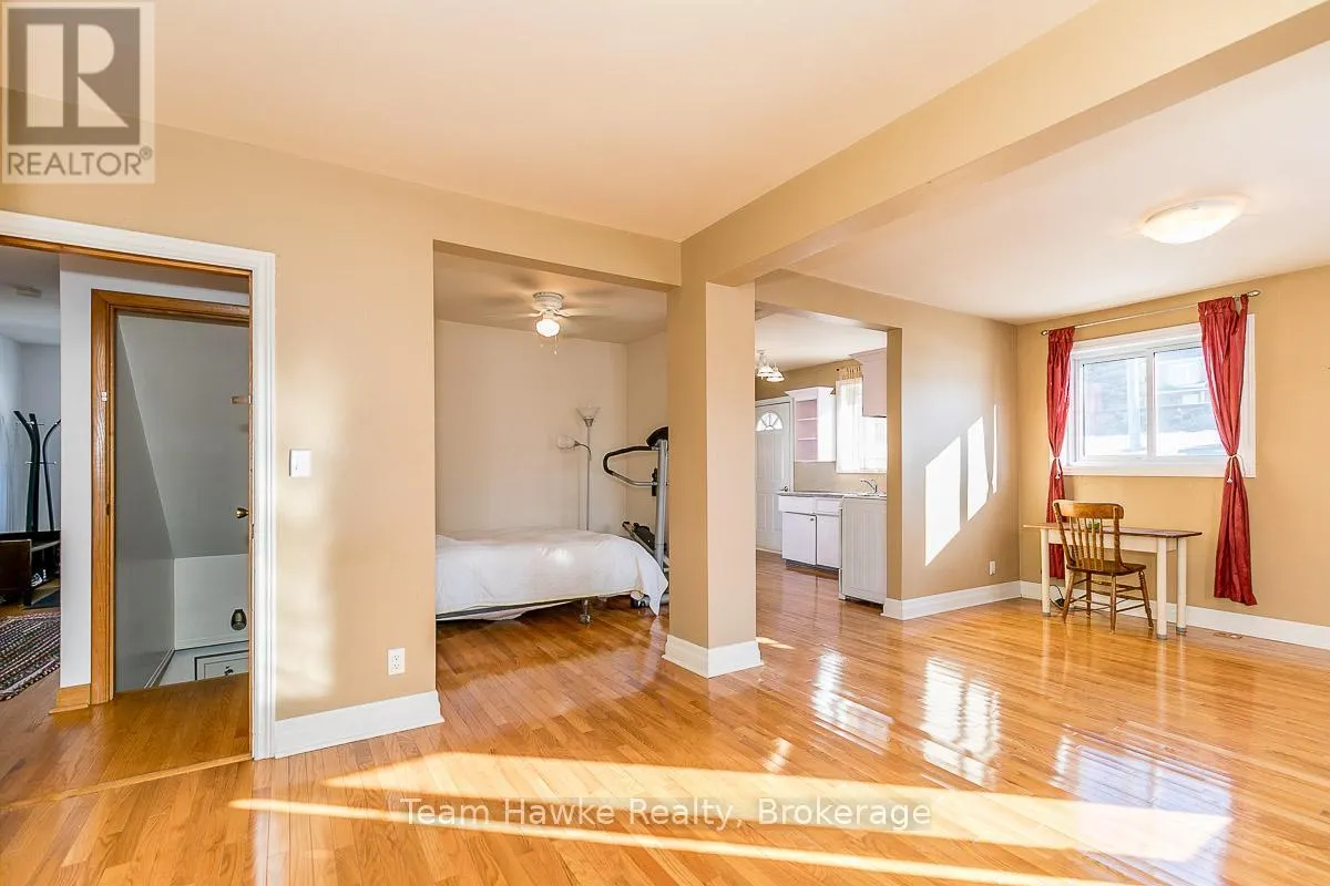 25 ROBERT STREET W