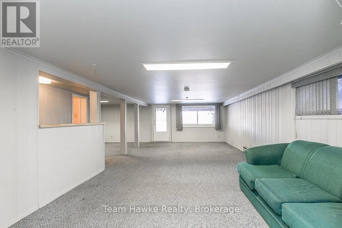 25 ROBERT STREET W