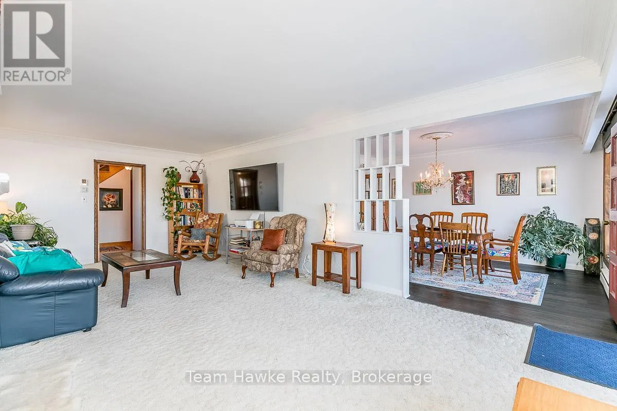 25 ROBERT STREET W