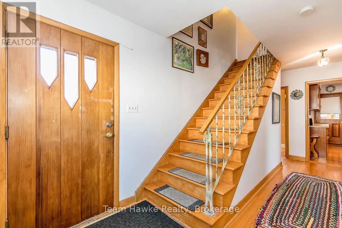 25 ROBERT STREET W