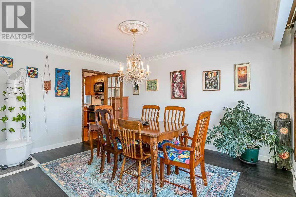 25 ROBERT STREET W