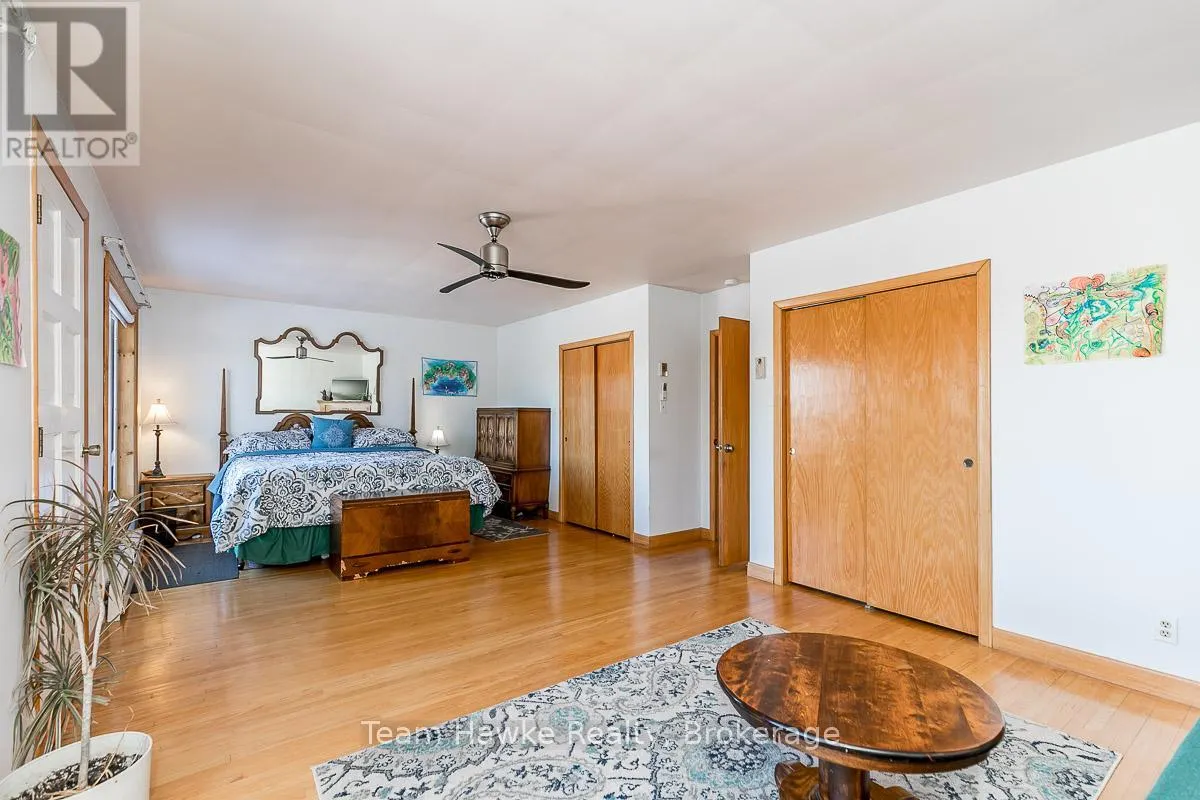 25 ROBERT STREET W