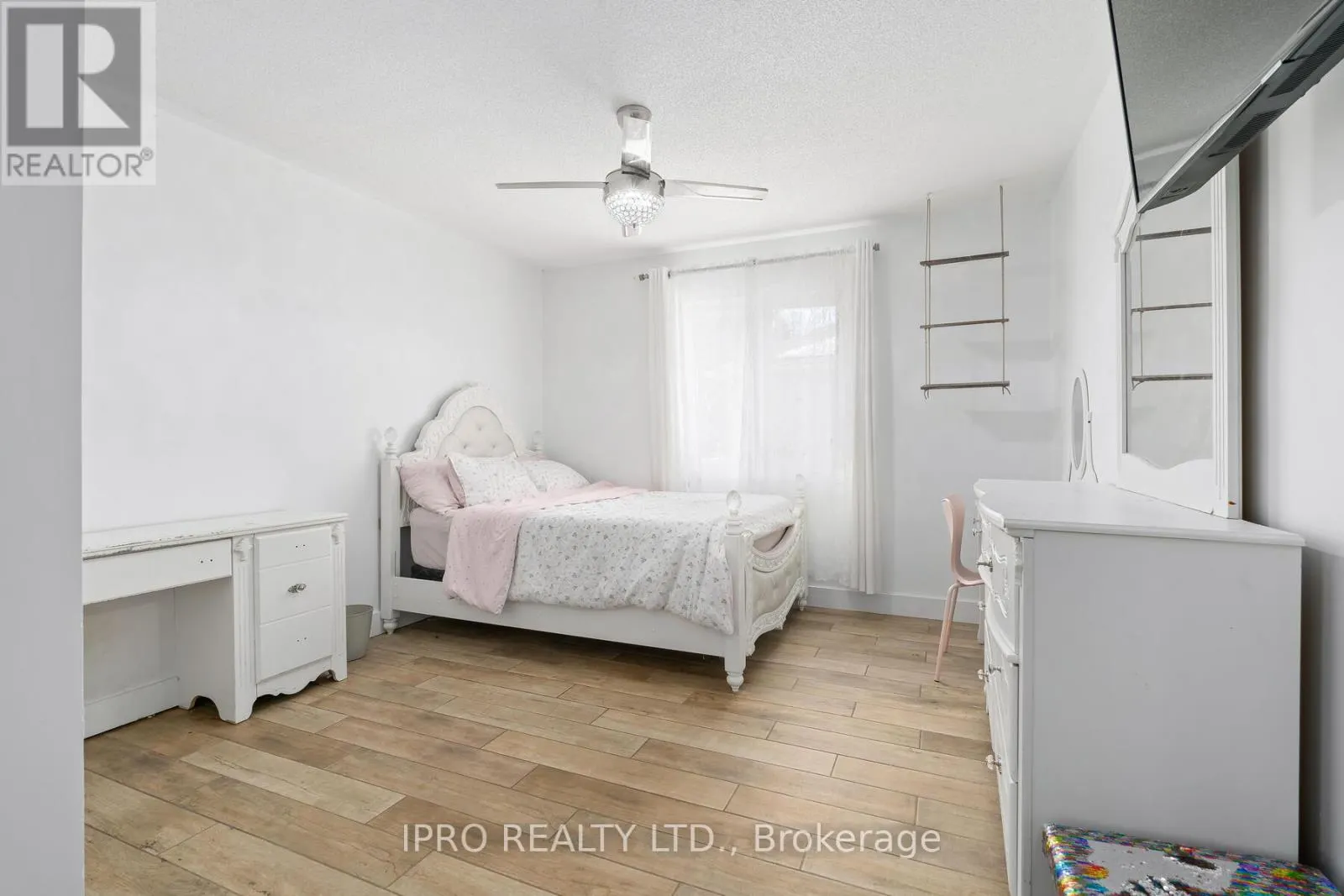 9 MEADOWOOD DRIVE