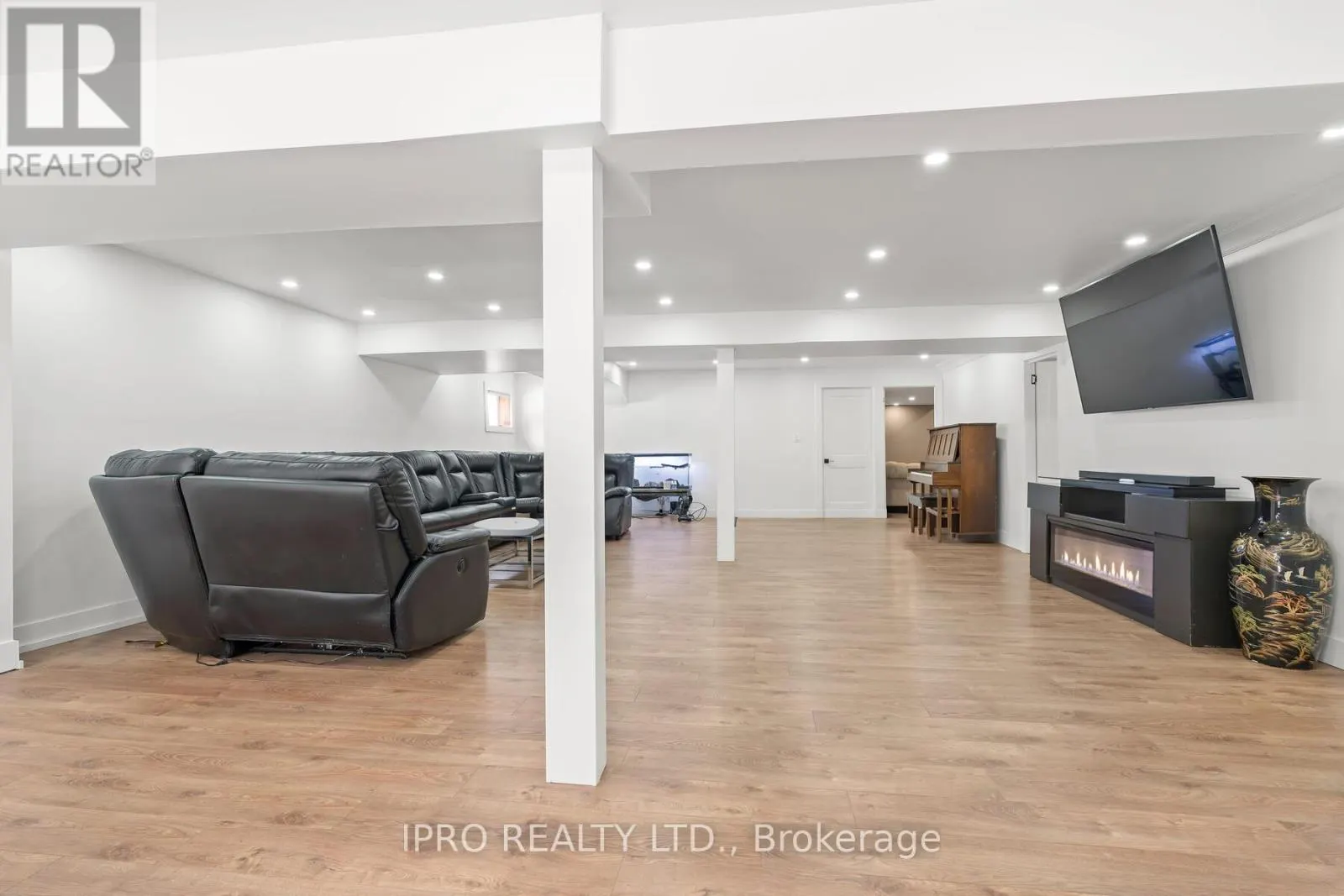 9 MEADOWOOD DRIVE