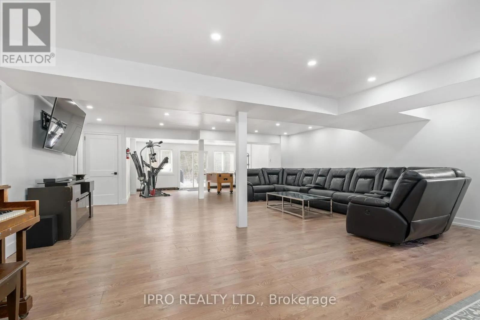 9 MEADOWOOD DRIVE